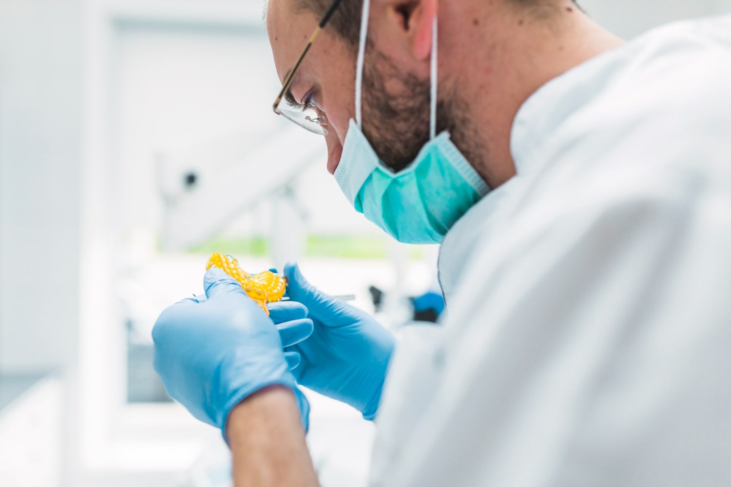 Zirkonyum İmplant Nedir? Nasıl Yapılır?