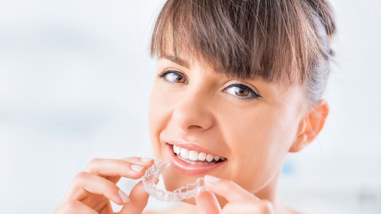 Profesyonel Bağcılar Invisalign (Şeffaf Plak Tedavisi) ile Gülüşleriniz Daha Estetik!